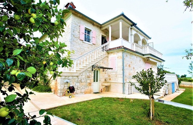 Apartment Marija Kastelir with Balcony and Garden View