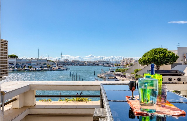 Apartment 'Marina Port Camargue' with Sea View, Wi-Fi and Air Conditioning