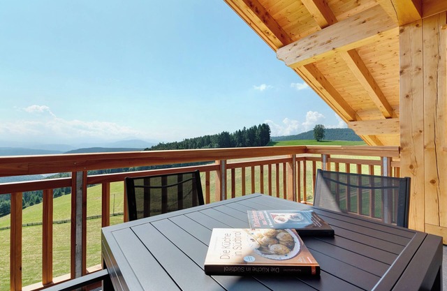 Apartment 'Moserhof Wohnung Lavendel' with Mountain View, Balcony and Wi-Fi