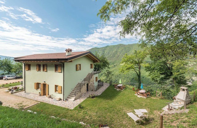 Apartment "Nonno Bigi Rosa" with Mountain View, Wi-Fi & Garden