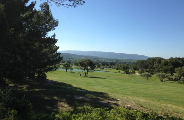 Apartment on golf in Provence with swimming pool