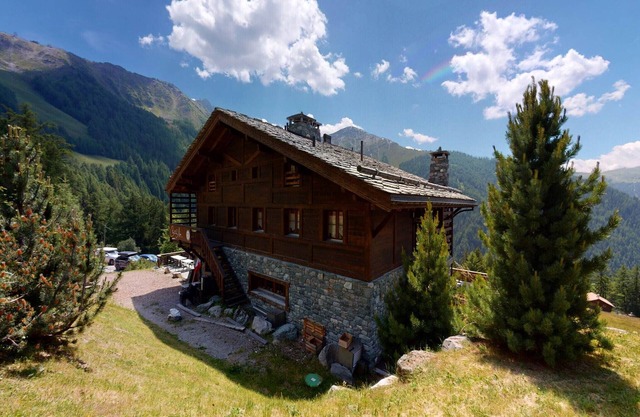 Apartment on ski slopes of Prarion