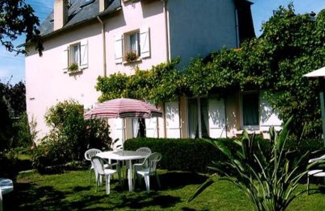 apartment on the ground floor (direct access to the garden). 300m from the large beach