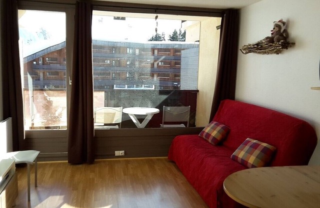 APARTMENT ON THE TRACKS