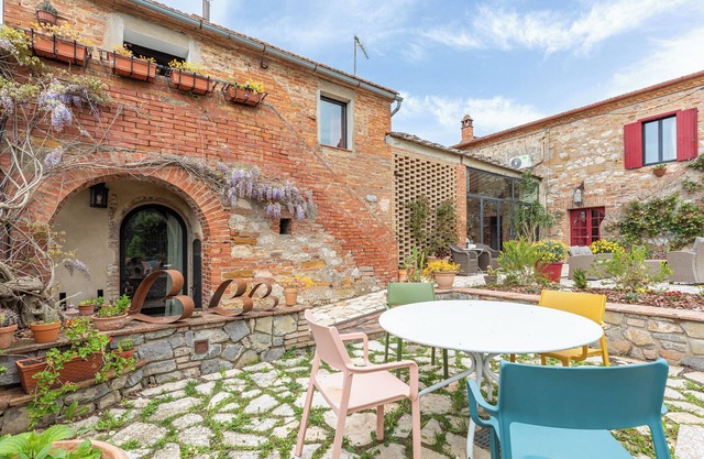 Apartment 'Podere Poggiolino' with Shared Pool, Wi-Fi and Air Conditioning