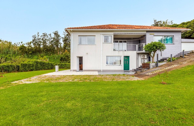 Apartment 'Praia Do Almoxarife Perto Do Mar' with Sea View, Wi-Fi and Air Conditioning