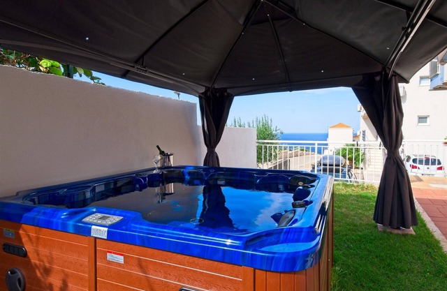 Apartment Šemeš- Three Bedroom Apartment with Jacuzzi and Sea View