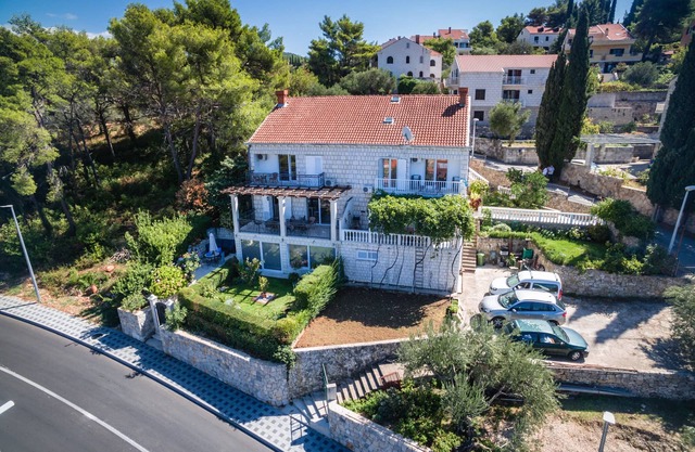 Apartment Siesta - Two-Bedroom Apartment with Balcony and Sea View