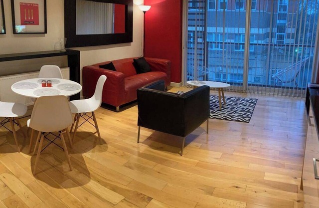 Apartment - Sleeps 4 - Balcony - Parking - Pets Ok