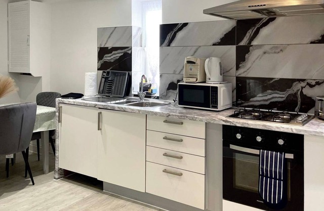 Apartment - Sleeps 4 - Parking - WiFi