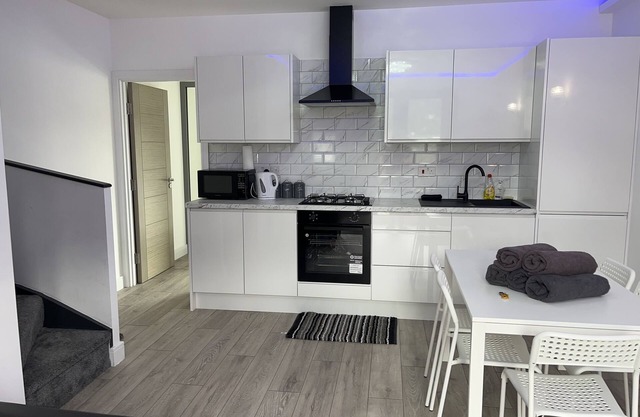 Apartment - Sleeps up to 5 & on-street parking