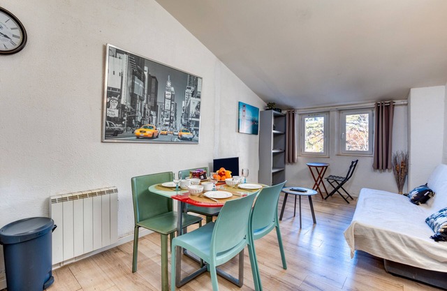 Apartment 'Sous Les Toits' with Wi-Fi and Air Conditioning
