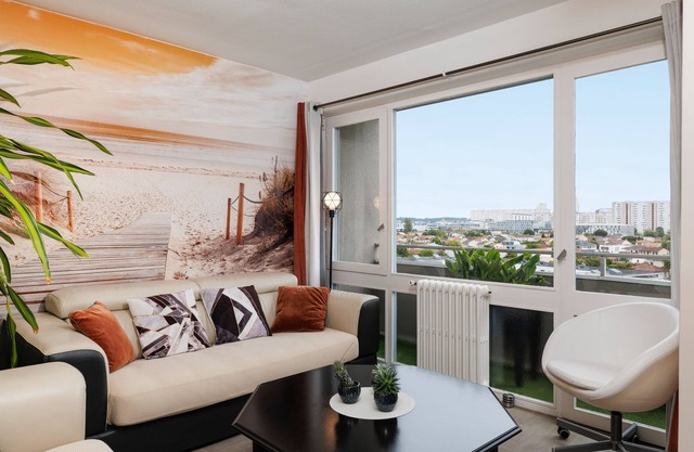 Apartment 'T4 Avec Tennis' with Shared Garden, Wi-Fi and Air Conditioning