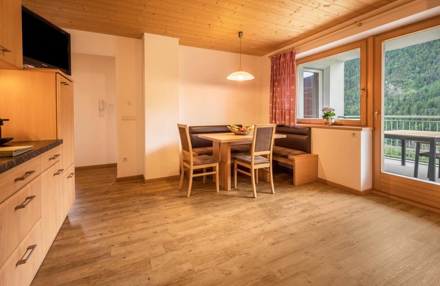 Apartment "Toni Kathrin" with Mountain View, Shared Sauna and Garden