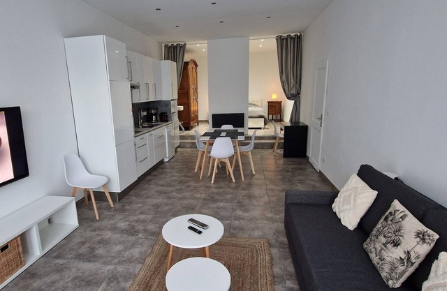 apartment under villa at the entrance of the Provençal village