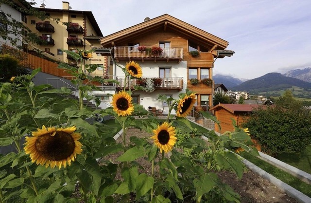 Apartment 'Villa Prafiori Anemone' with Mountain View, Shared Garden, Balcony & Wi-Fi