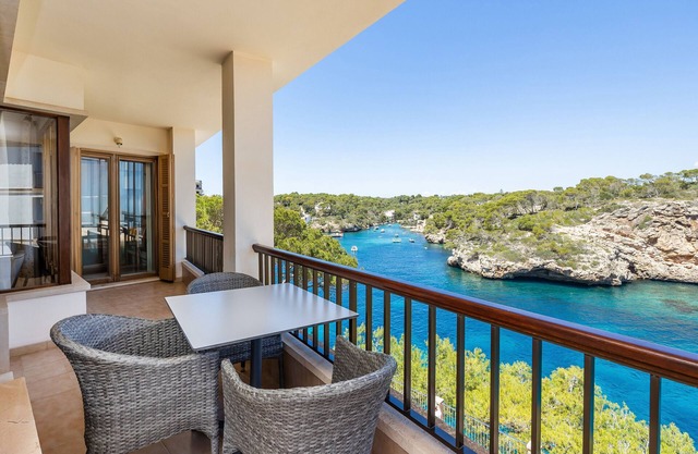 Apartment 'Vista Al Mar Y Vista Puerto' with Sea View, Wi-Fi and Air Conditioning