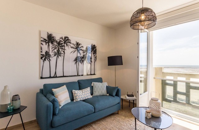 Apartment with Sea View and Parking Included