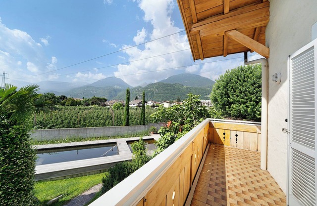 Apartment "Weinsepphof 6" with Mountain View, Pool, Wi-Fi, Garden & Balcony