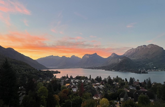 Apartment with private garden and awakening view overlooking the bay of Talloires