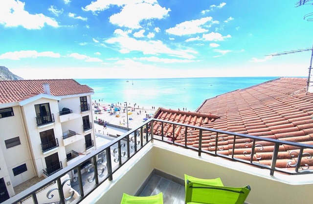 APARTMENT WITH 1 BEDROOM. TERRACE AND BALCONY SEA VIEW FRONT. 10 METERS FROM THE BEACH