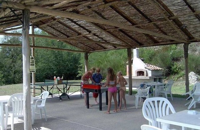 Apartment with 2 bedrooms, 1 bathroom and terrace with garden furniture and bbc