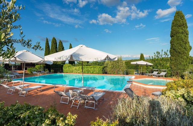 Apartment with A/C, pool, WIFI, TV, veranda, pets allowed, panoramic view, close to San Gimignano