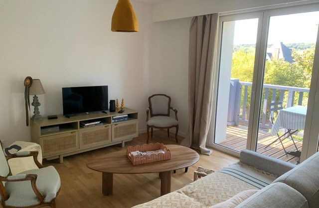 Apartment with balconies close to the beach