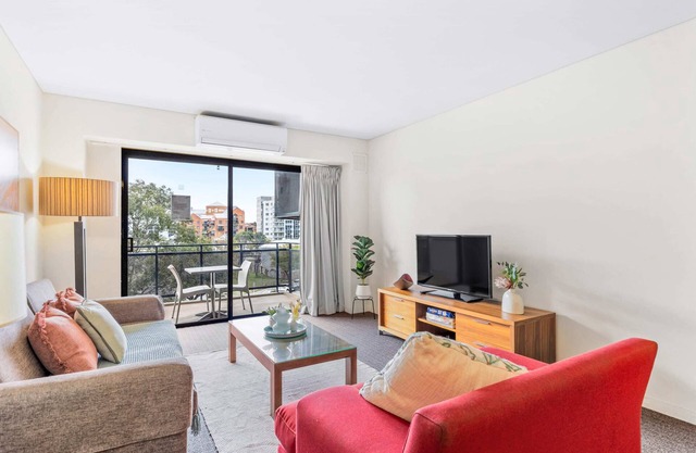 Apartment with City Views in East Perth