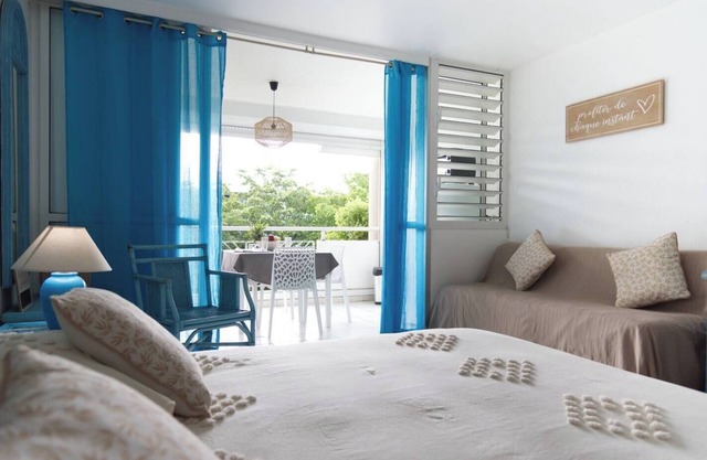 Apartment with direct beach access and private parking, secure residence.