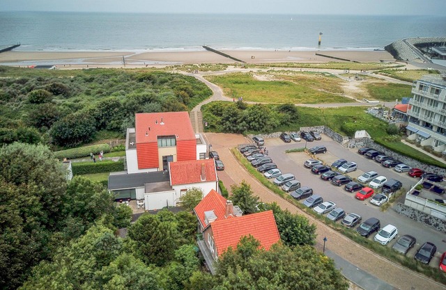 Apartment with garden directly at the beach