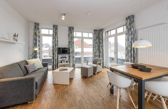 Apartment with great balcony on two sides - 100 m to the beach!