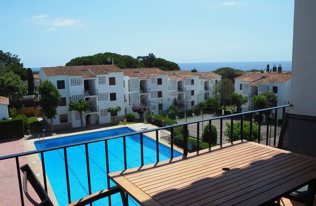 Apartment with pool and sea views. Tennis court and parking