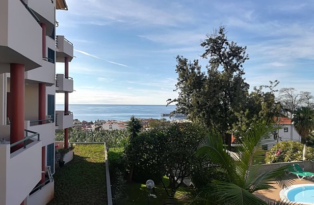 Apartment with pool and magnificent view over Funchal city and bay!