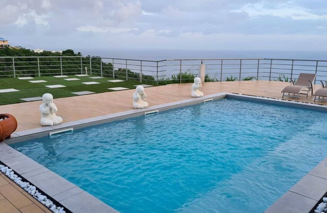 Apartment with pool and sea view