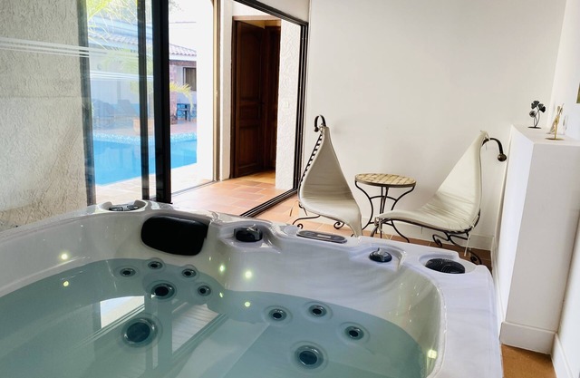 Apartment with pool view and bathtub