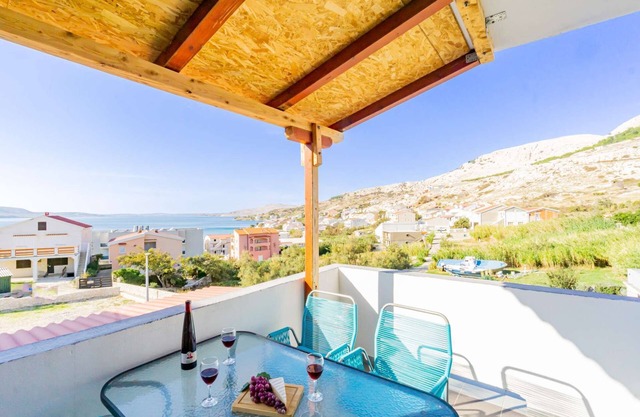 Apartment with sea view, free WiFi, free parking