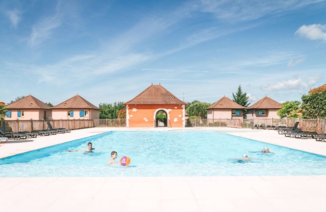 Apartment with Seasonal Pool and WIFI in the Lot