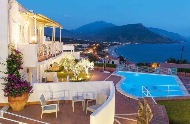 Apartment with terrace. Shared pool. 150 metres from beach