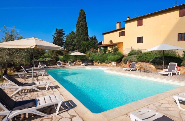 Apartment with WIFI, A/C, pool, TV, pets allowed, panoramic view, parking, close to Greve In Chianti