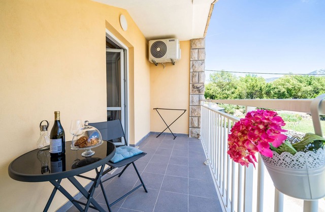Apartments Amalija - One Bedroom Apartment with Balcony and Sea View