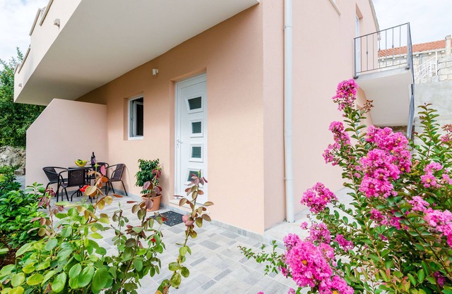 Apartments Dubrovnik Airport-Comfort One Bedroom Apartment with Balcony(Ground Floor)