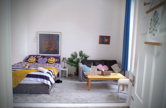ApartmentSleeps4-West Kensington-PetsOK-Parking