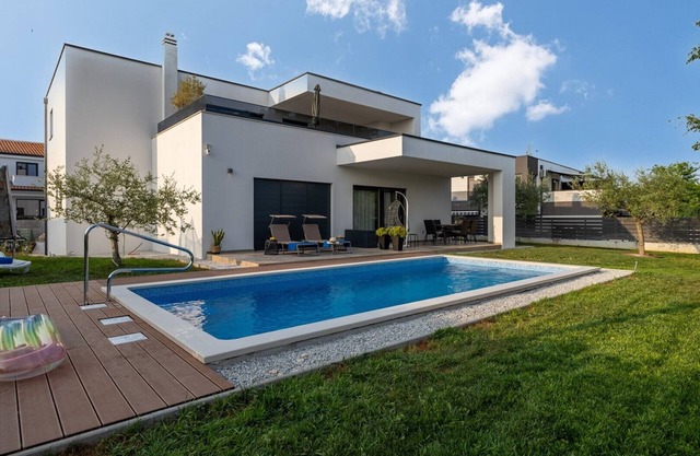App Ana with Shared Pool and Jacuzzi