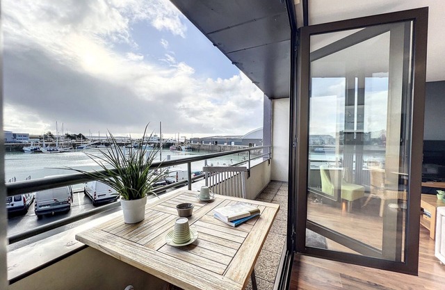 App facing the harbor with balcony, near pier for Chausey and Jersey