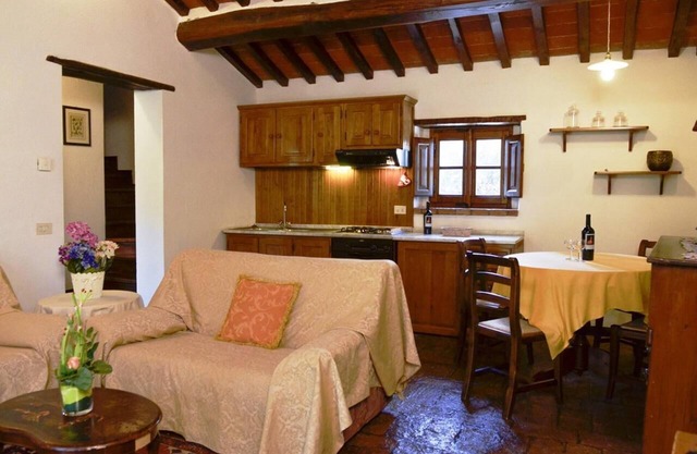 APP. GERANIO x4 Beautiful farmhouse surrounded by nature, with swimming pool just 3 km from Cortona
