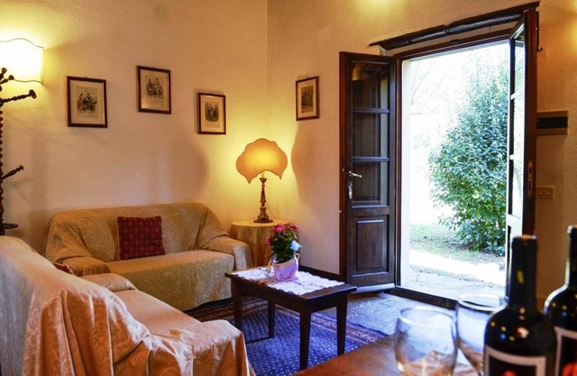 APP. GIRASOLE x4 Beautiful farmhouse surrounded by nature, with swimming pool just 3 km from Cortona