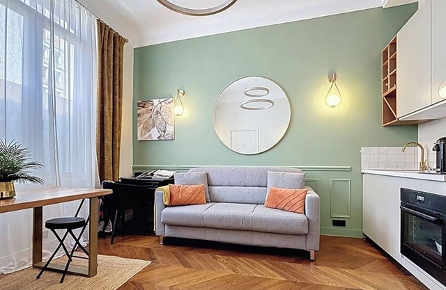 Apparently in Porte de Paris with parking