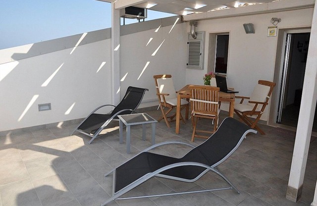 Appartamento Odisseo C: A cozy apartment situated at a few steps from a sandy beach, with Free WI-FI.