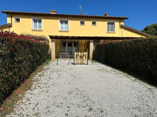 Appartamenti Teresa & Adele, 2 km dal mare, 2 bagni, giardino recintato, WIFI, posto auto